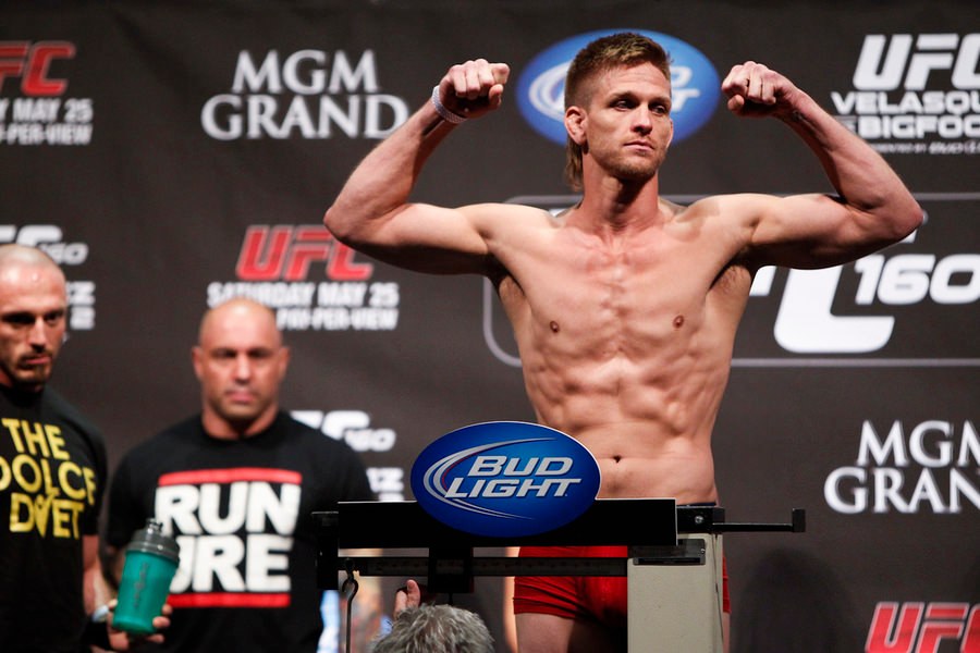 Mike Pyle weighs in at 170 lbs for UFC 160