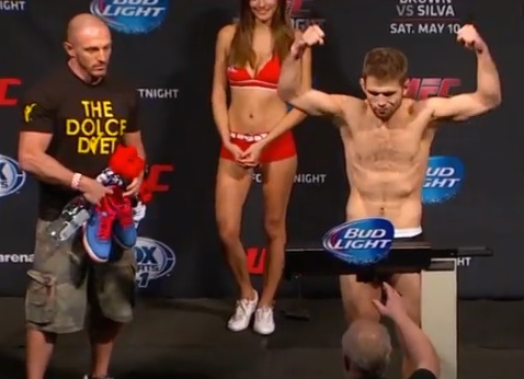 Mike Dolce supervises Nik "The Carny" Lentz's weigh-in for UFC Fight Night 40.