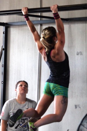 Dolce Dietitian Samantha Wilkinson, MS, RDN, LD, tears it up on the chin-up bar at the Sin City CrossFit Police & Fire Games.